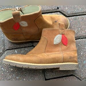 CLARKS girls Comet style leather ankle boots